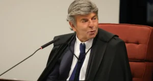 Luiz Fux absolve Bolsonaro