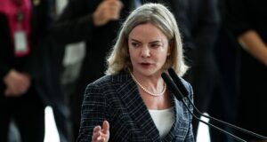 Foto da ministra Gleisi Hoffmann, ao declarar que a retórica é "inadmissível" para a soberania do Brasil.