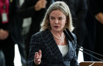 Foto da ministra Gleisi Hoffmann, ao declarar que a retórica é "inadmissível" para a soberania do Brasil.