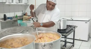 Como o Brasil virou referência na alimentação escolar: alunos de escola pública almoçando refeição saudável.