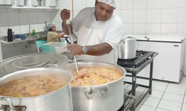 como_o_brasil_virou_referencia_na_alimentacao_escolar_ Como o Brasil virou referência na alimentação escolar: alunos de escola pública almoçando refeição saudável.