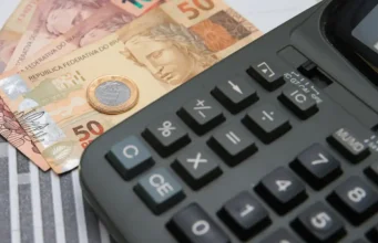 Economia brasileira deve crescer acima da média da América Latina em 2025, aponta Banco Mundial Econimia Moedas Dinheiro Calculador