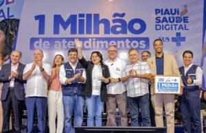 Grupo de Pessoas de autoridades em evento oficial do Governo do Piauí.