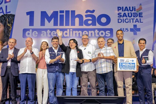 Grupo de Pessoas de autoridades em evento oficial do Governo do Piauí.