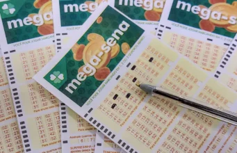 Mega-Sena 2.923: prêmio acumulado chega a R$ 20 milhões Mega-Sena, concurso da Mega-Sena, resultados da Mega-Sena, apostas da Mega-Sena - Volantes da Mega-Sena sendo preenchidos em lotéricas da Caixa para participar dos sorteios