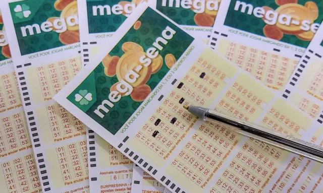 Mega-Sena, concurso da Mega-Sena, resultados da Mega-Sena, apostas da Mega-Sena - Volantes da Mega-Sena sendo preenchidos em lotéricas da Caixa para participar dos sorteios